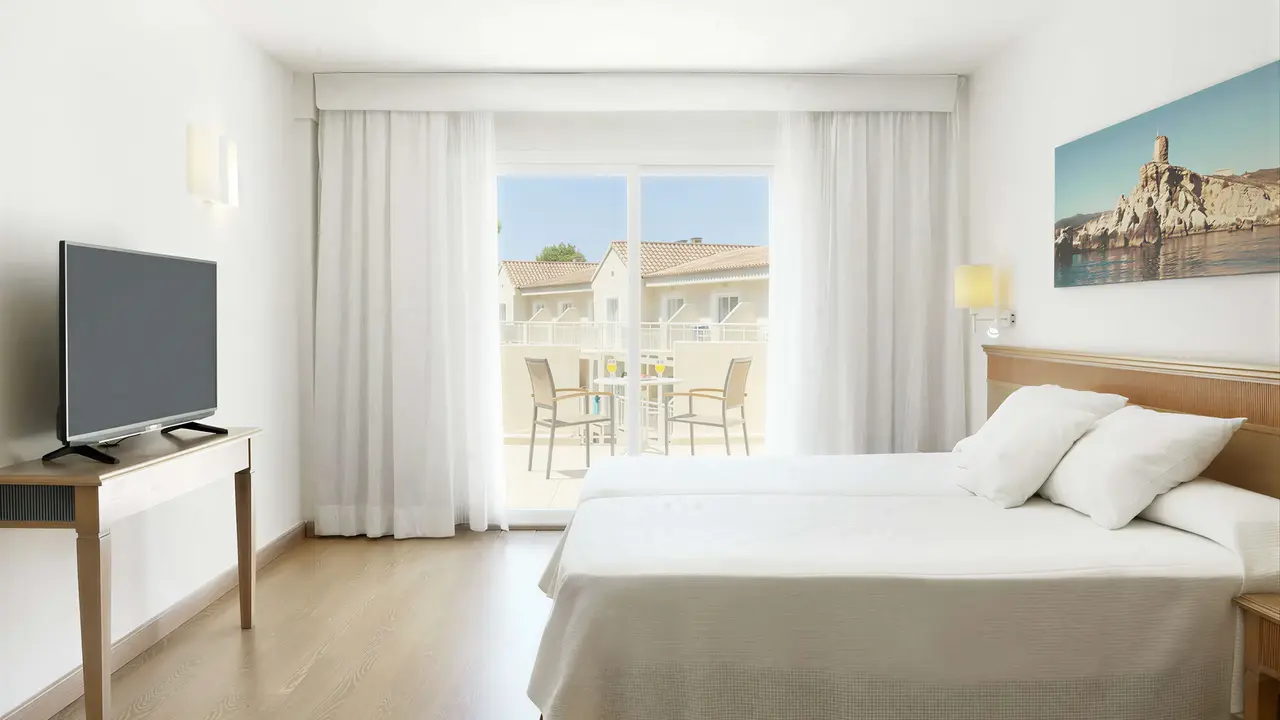 Jasny pokój z łóżkiem w Iberostar Waves Club Cala Barca