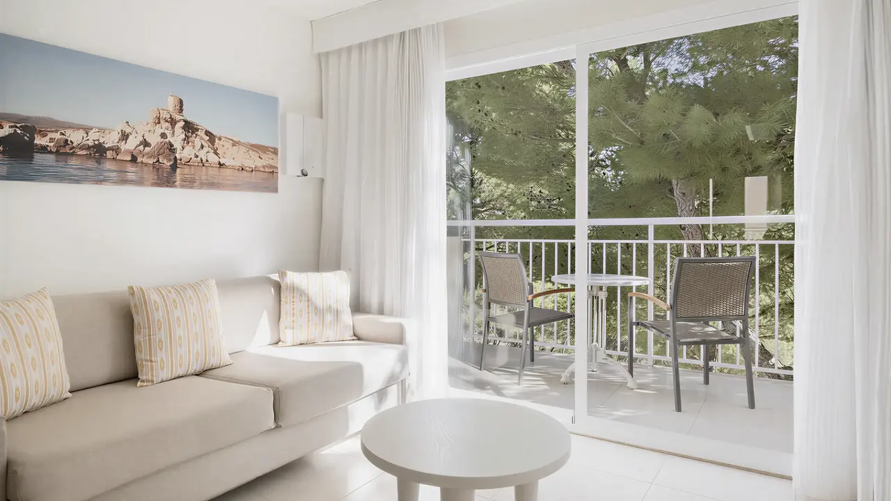 Jasny salon z balkonem w Iberostar Waves Club Cala Barca