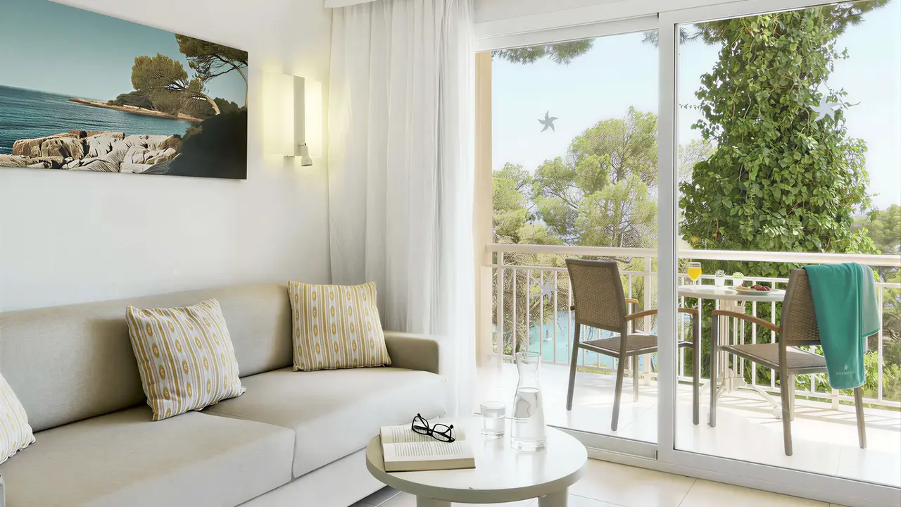 Jasny salon w pokoju gościnnym Iberostar Waves Club Cala Barca