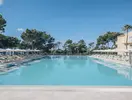 Basen z leżakami w Iberostar Waves Club Cala Barca