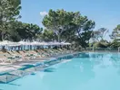 Basen z leżakami w Iberostar Waves Club Cala Barca