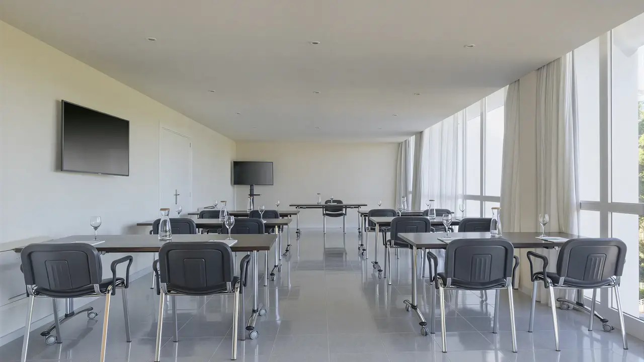 Sala konferencyjna w Iberostar Waves Club Cala Barca z nowoczesnymi meblami