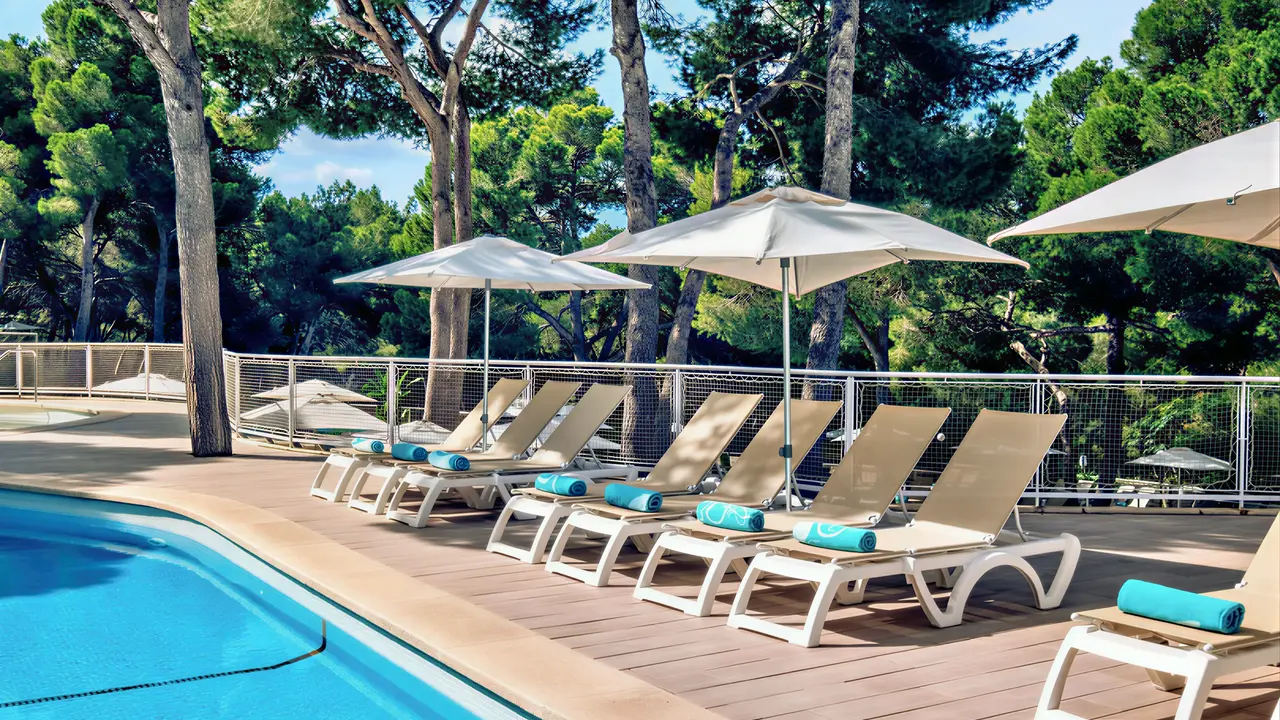 Basen i leżaki z parasolami w Iberostar Waves Club Cala Barca