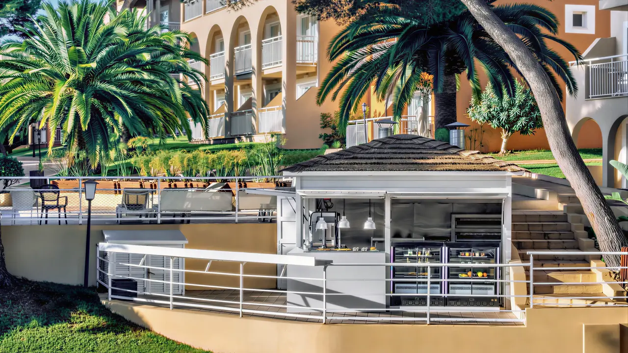 Bar zewnętrzny w hotelu Iberostar Waves Club Cala Barca