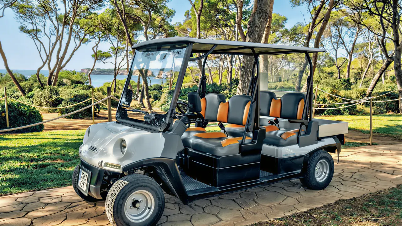 Wózek golfowy na terenie Iberostar Waves Club Cala Barca