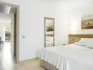 Jasny pokój z łóżkiem w Iberostar Waves Club Cala Barca