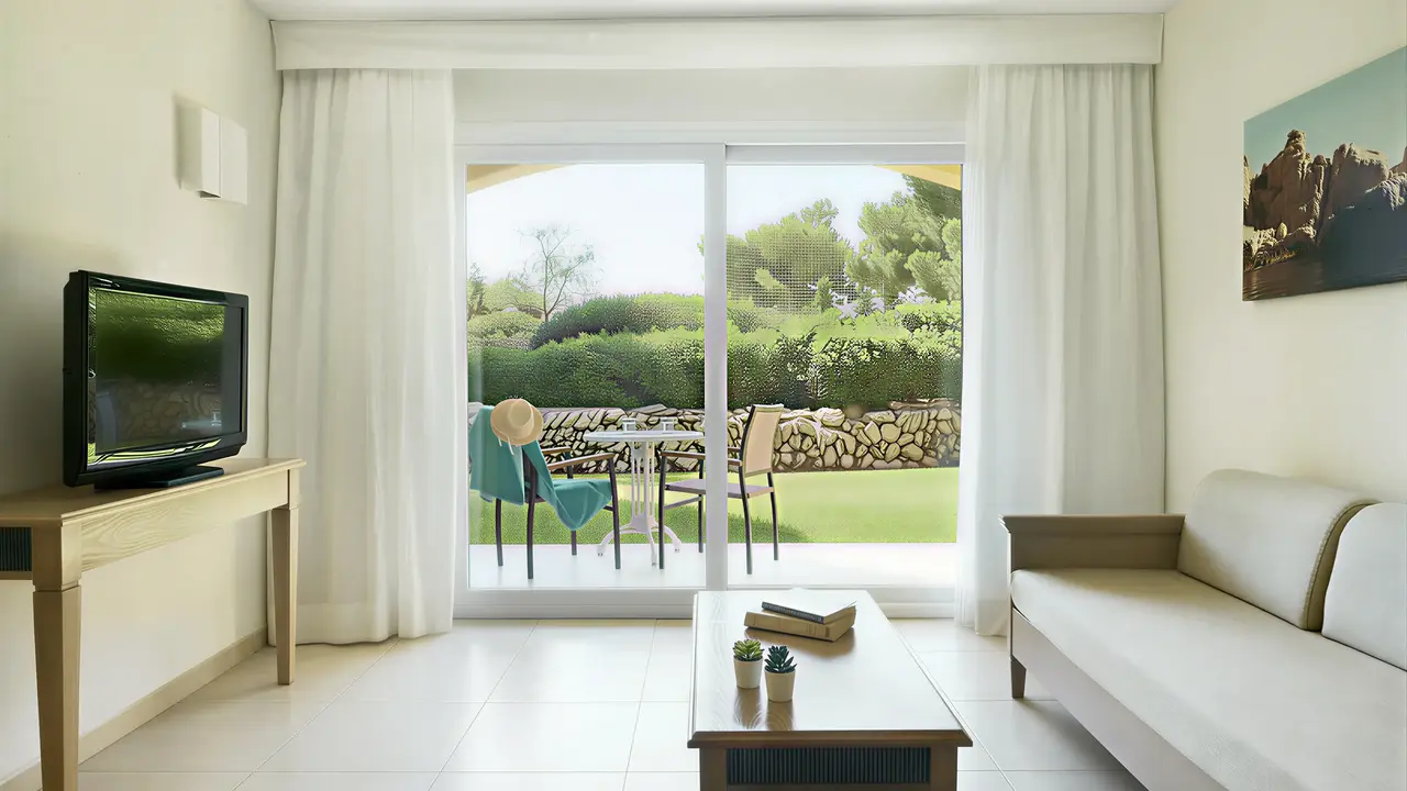 Wnętrze pokoju z widokiem na ogród Iberostar Waves Club Cala Barca
