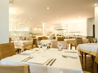 Restauracja w Iberostar Waves Club Cala Barca z nakrytymi stołami
