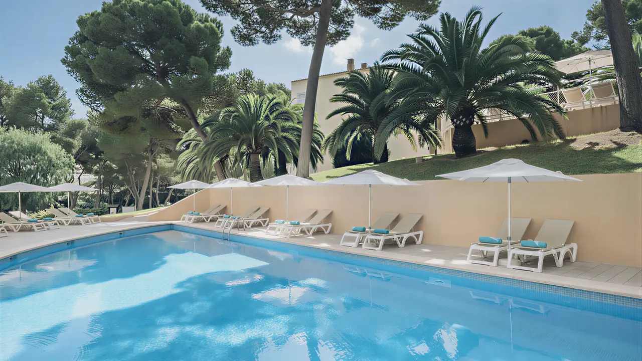 Basen z leżakami w Iberostar Waves Club Cala Barca