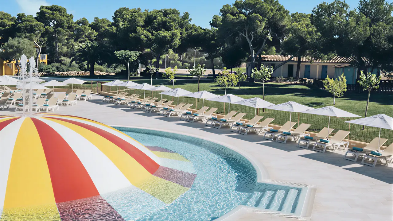 Basen z kolorową konstrukcją w Iberostar Waves Club Cala Barca