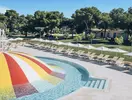 Basen z kolorową konstrukcją w Iberostar Waves Club Cala Barca