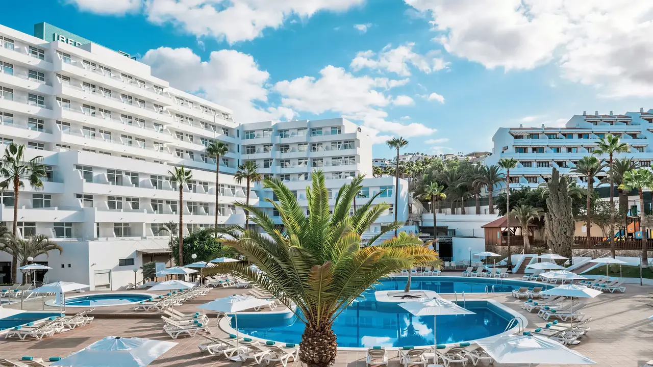 Widok na kompleks basenów w Iberostar Waves Las Dalias