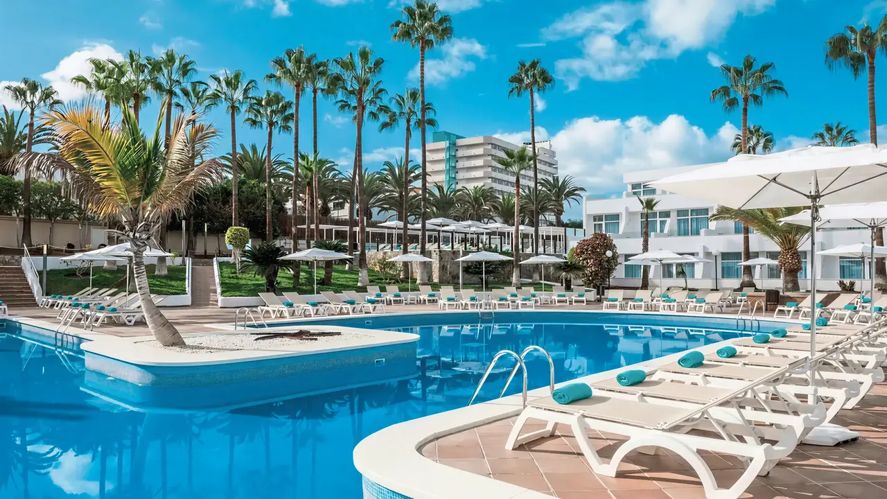 Basen z leżakami w Iberostar Waves Las Dalias