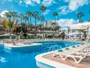 Basen z leżakami w Iberostar Waves Las Dalias