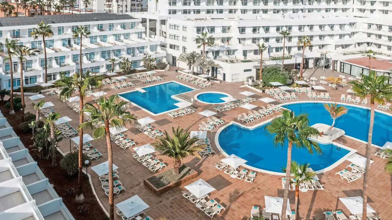Widok na kompleks basenowy w Iberostar Waves Las Dalias