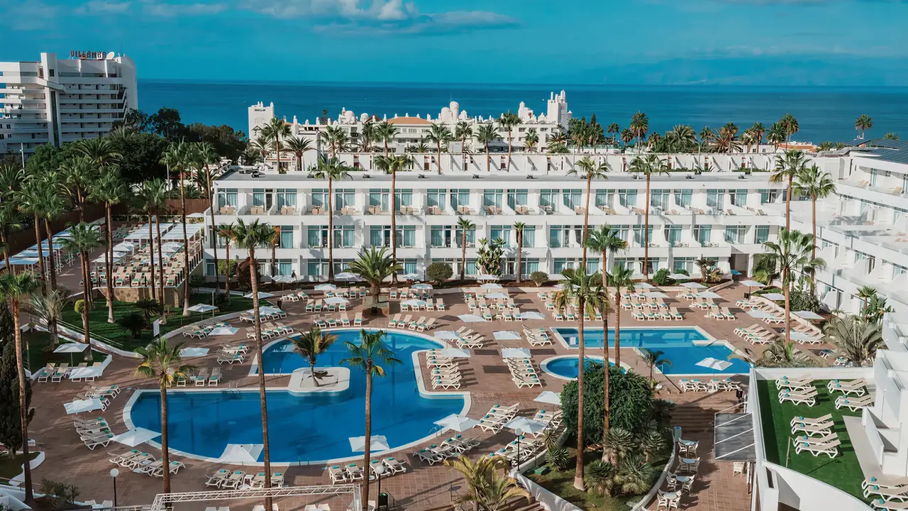 Widok na kompleks budynków i baseny Iberostar Waves Las Dalias