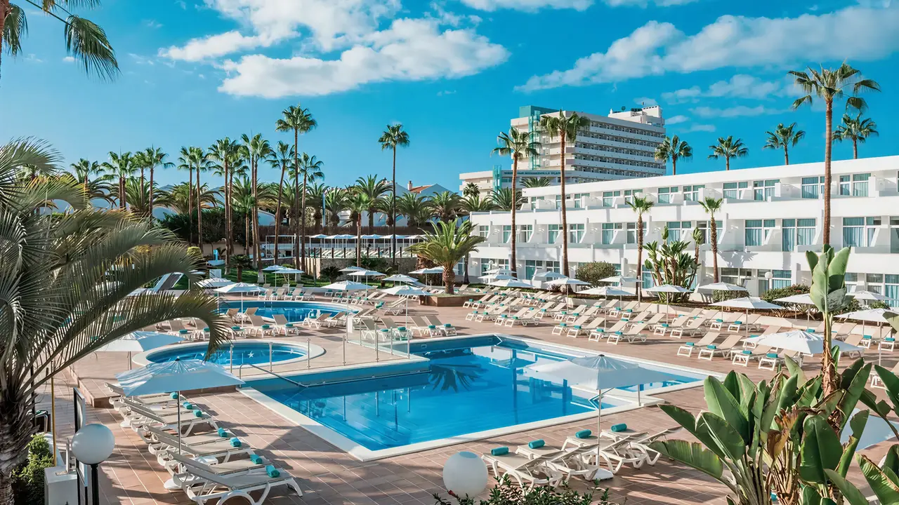 Widok na kompleks basenów w Iberostar Waves Las Dalias