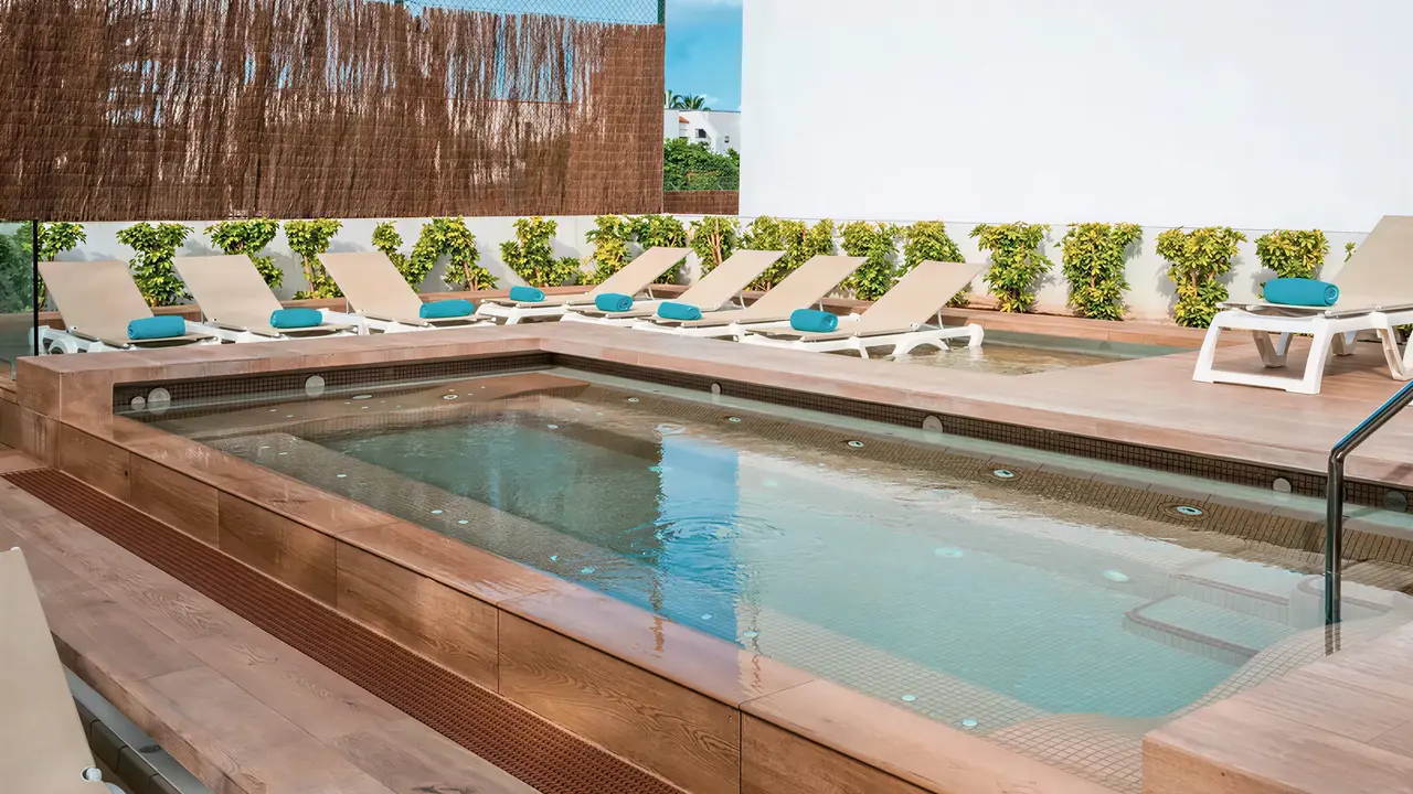 Basen z leżakami w Iberostar Waves Las Dalias