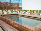 Basen z leżakami w Iberostar Waves Las Dalias
