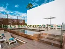 Basen zewnętrzny z leżakami w Iberostar Waves Las Dalias