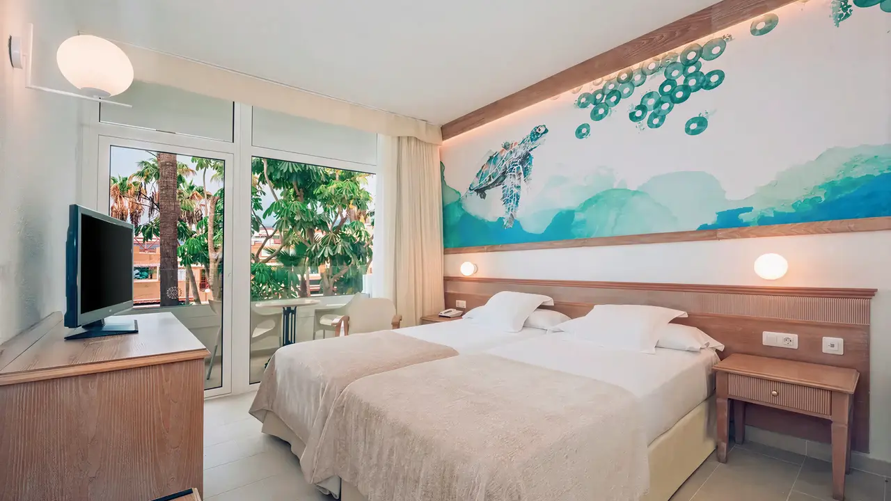 Pokój z łóżkami w Iberostar Waves Las Dalias
