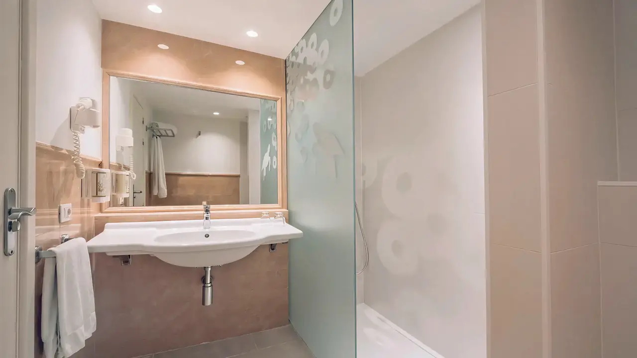 Łazienka w hotelu Iberostar Waves Las Dalias z umywalką
