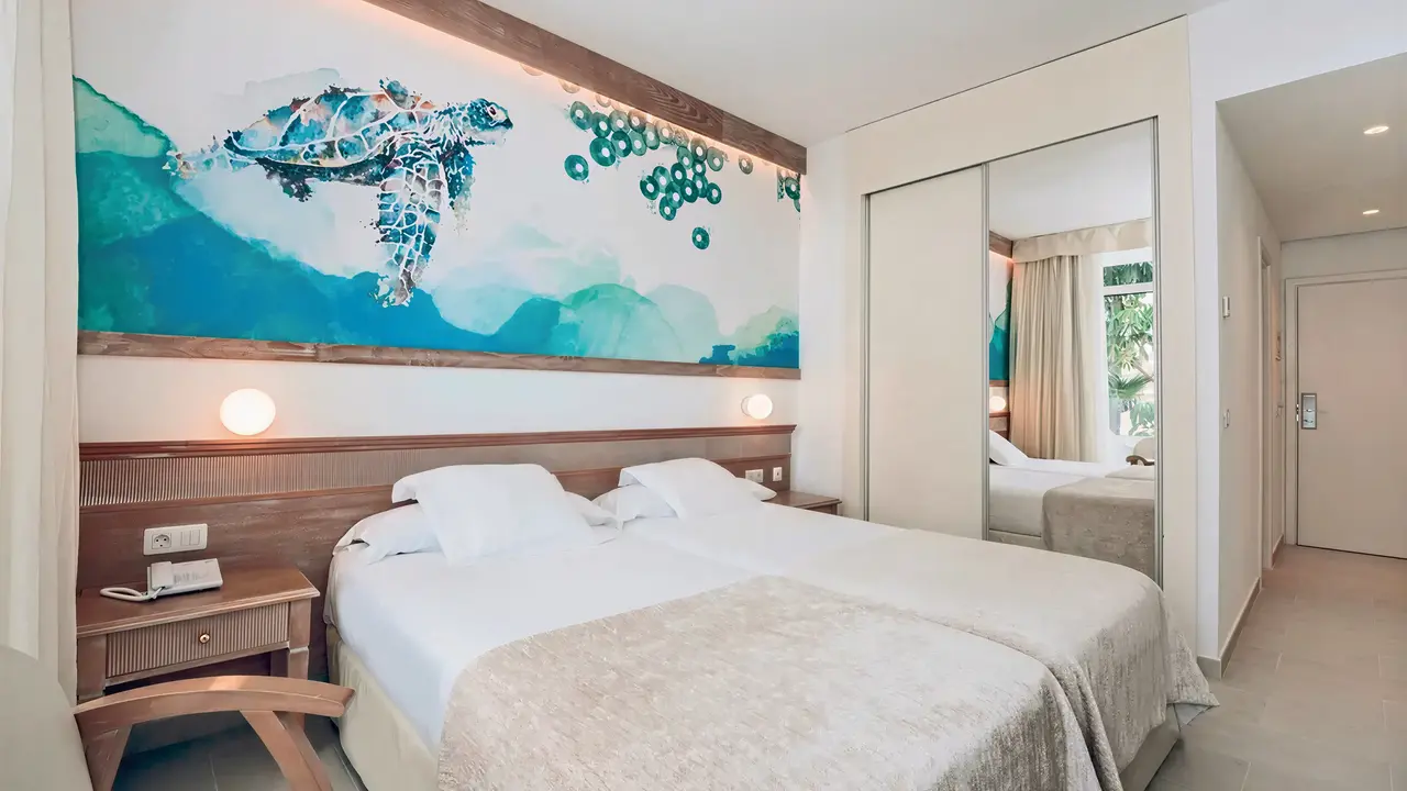Sypialnia z łóżkami w Iberostar Waves Las Dalias