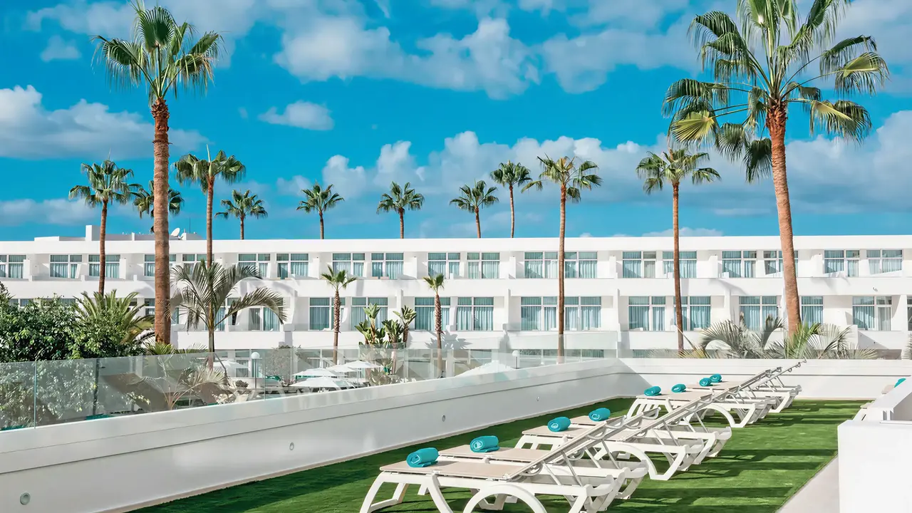 Nowoczesna architektura i teren zewnętrzny Iberostar Waves Las Dalias