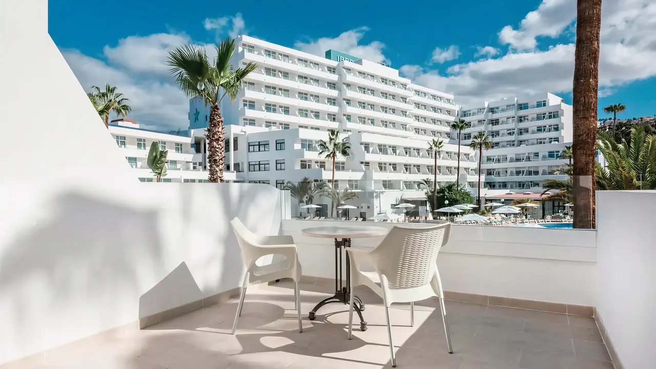 Prywatny balkon z widokiem na Iberostar Waves Las Dalias