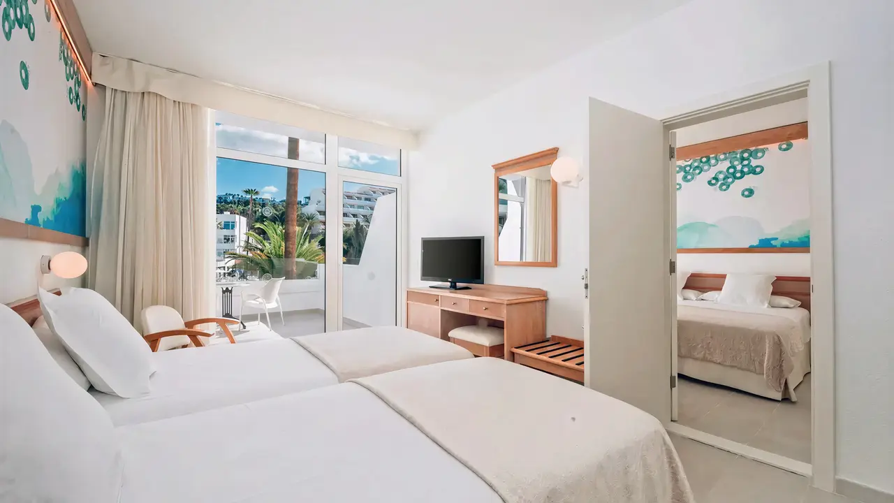 Nowoczesny pokój z łóżkami w Iberostar Waves Las Dalias