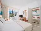 Nowoczesny pokój z łóżkami w Iberostar Waves Las Dalias