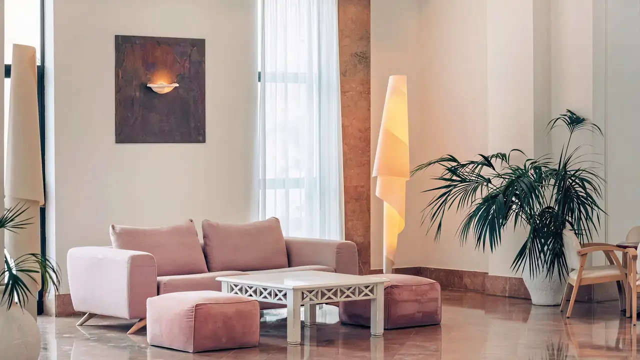 Wnętrze eleganckiego lobby w Iberostar Waves Las Dalias