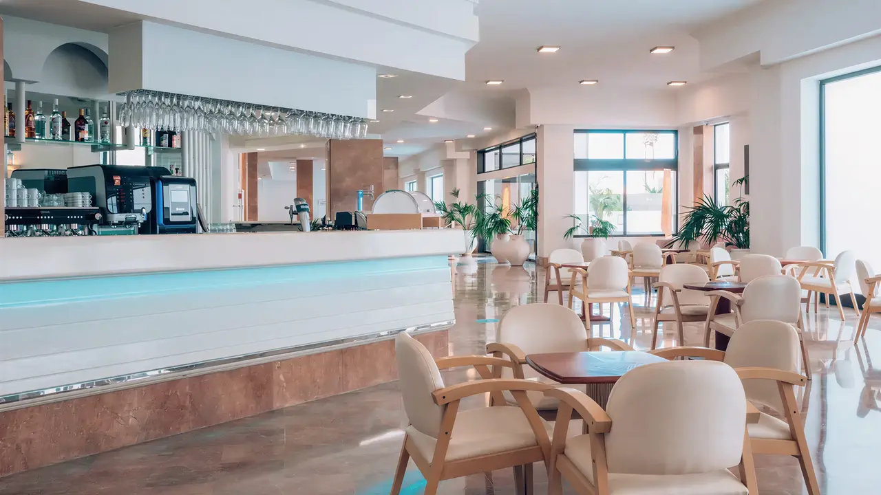 Nowoczesny bar w hotelu Iberostar Waves Las Dalias