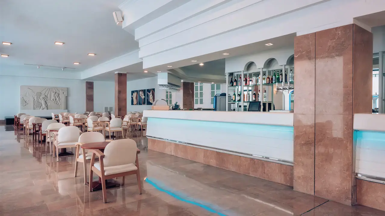 Bar z białym konturem w Iberostar Waves Las Dalias