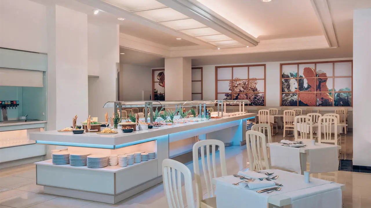 Bufet i stoliki w restauracji Iberostar Waves Las Dalias