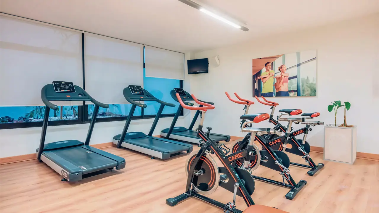 Siłownia z bieżniami i rowerkami w Iberostar Waves Las Dalias