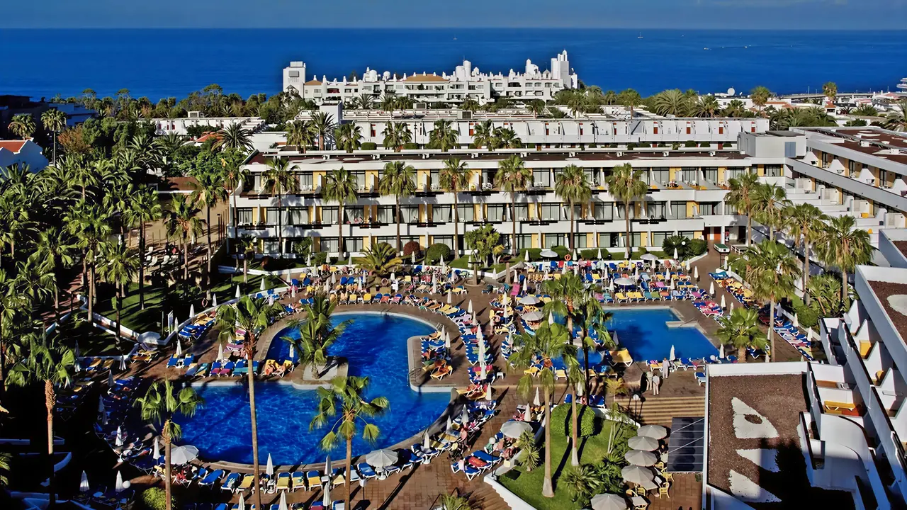 Widok na kompleks i baseny w Iberostar Waves Las Dalias