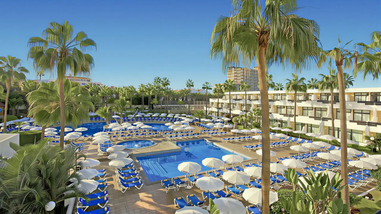 Widok na kompleks basenów w Iberostar Waves Las Dalias