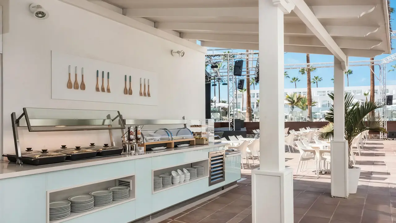 Bufet w restauracji w Iberostar Waves Las Dalias
