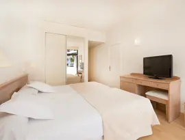 Jasna sypialnia w hotelu Iberostar Waves Las Dalias