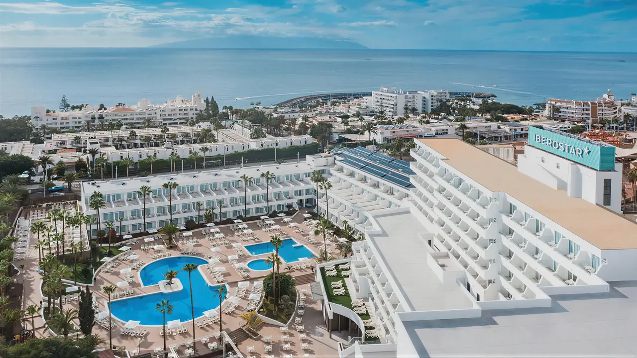 Widok na kompleks Iberostar Waves Las Dalias z basenami
