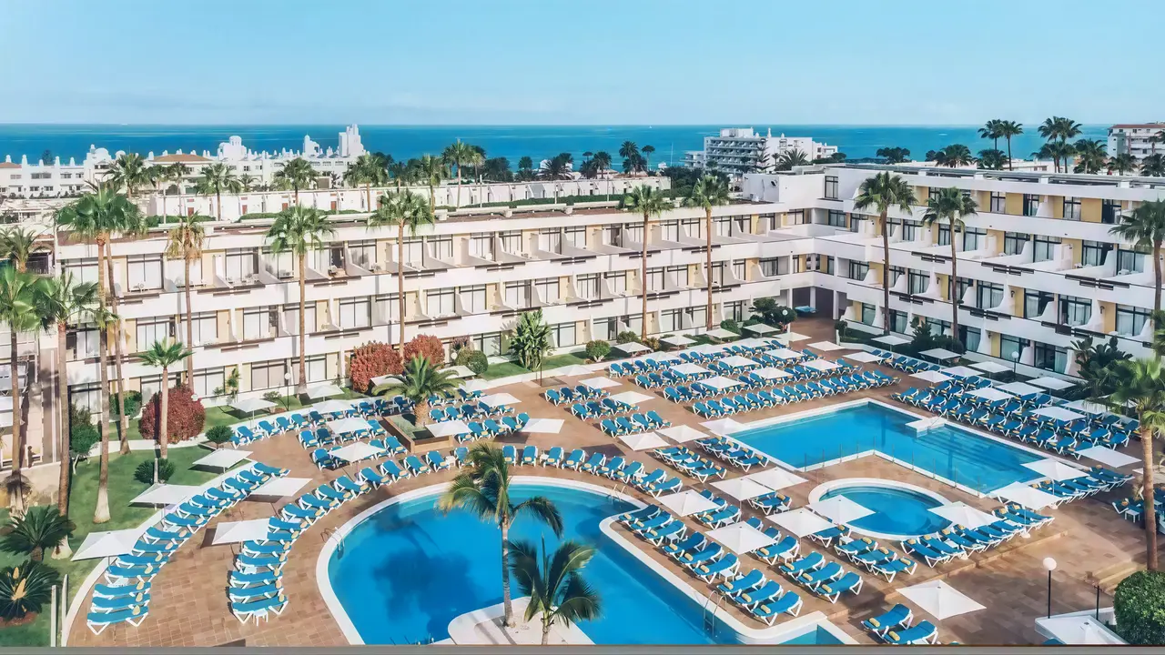 Widok na kompleks i baseny w Iberostar Waves Las Dalias
