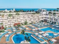 Widok na kompleks i baseny w Iberostar Waves Las Dalias