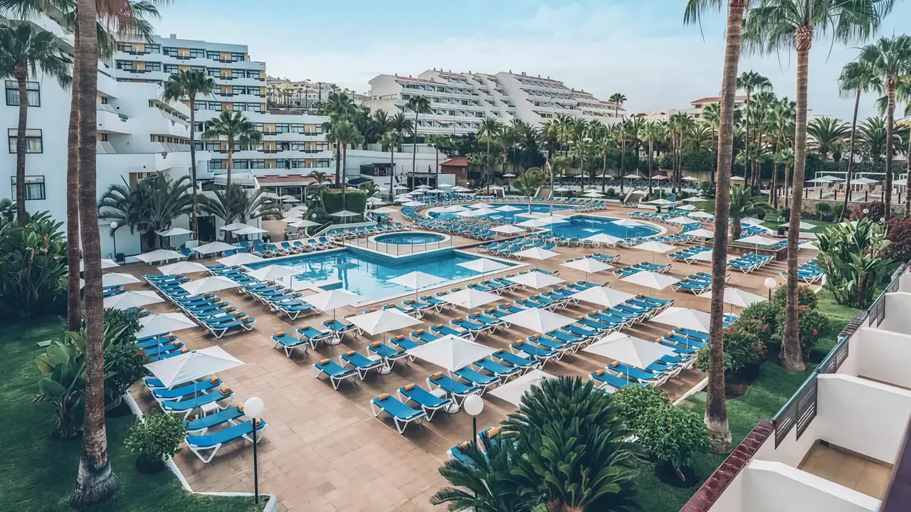Widok na kompleks basenów w Iberostar Waves Las Dalias