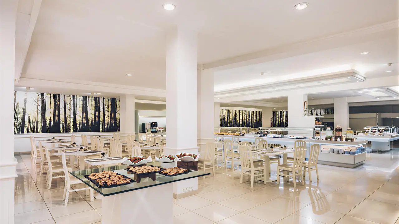 Bufet z jedzeniem w Iberostar Waves Las Dalias