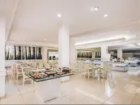 Bufet z jedzeniem w Iberostar Waves Las Dalias