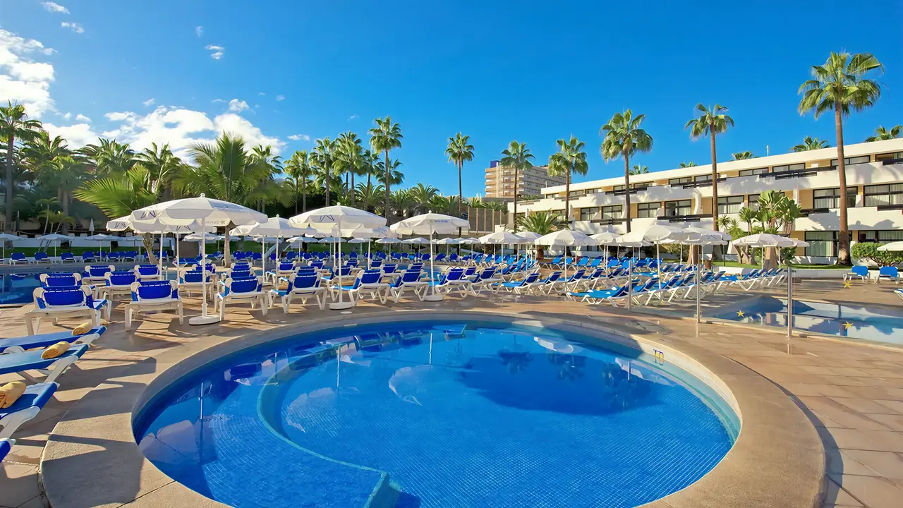 Basen i leżaki w hotelu Iberostar Waves Las Dalias