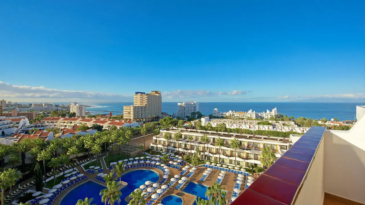 Widok na kompleks Iberostar Waves Las Dalias z basenami