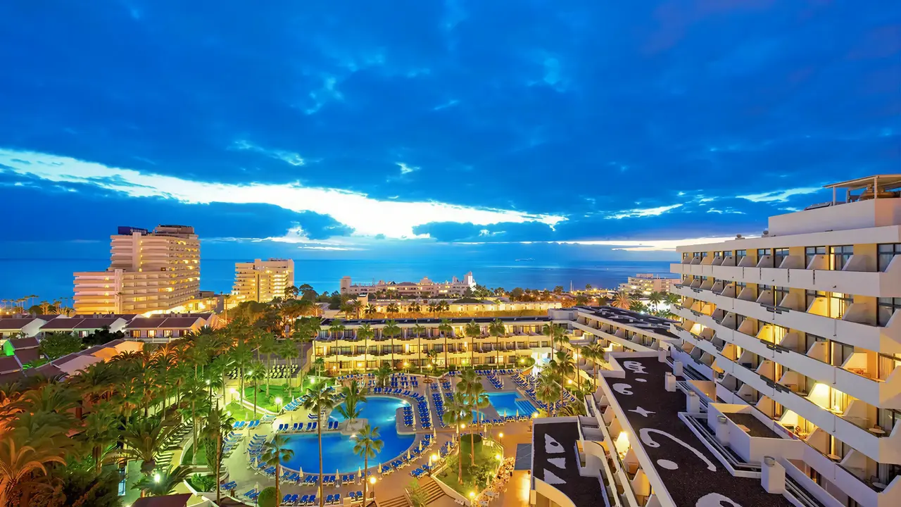 Widok na kompleks Iberostar Waves Las Dalias z basenami
