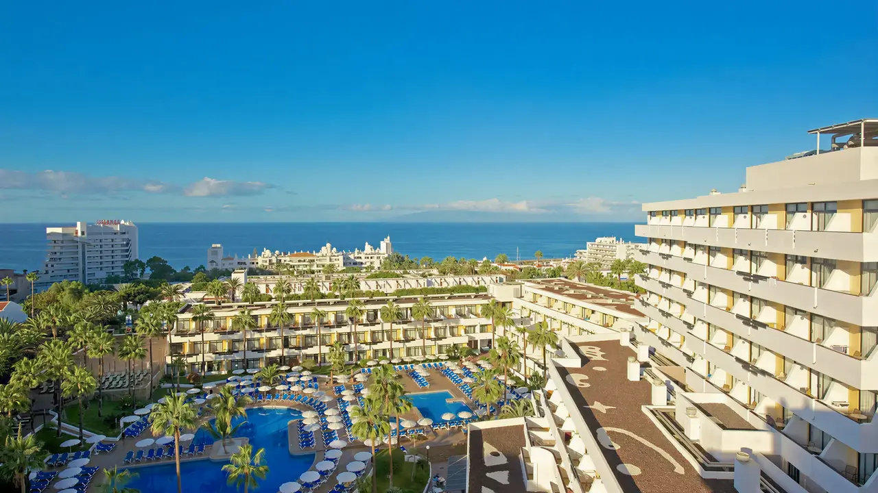 Widok na kompleks Iberostar Waves Las Dalias z basenami